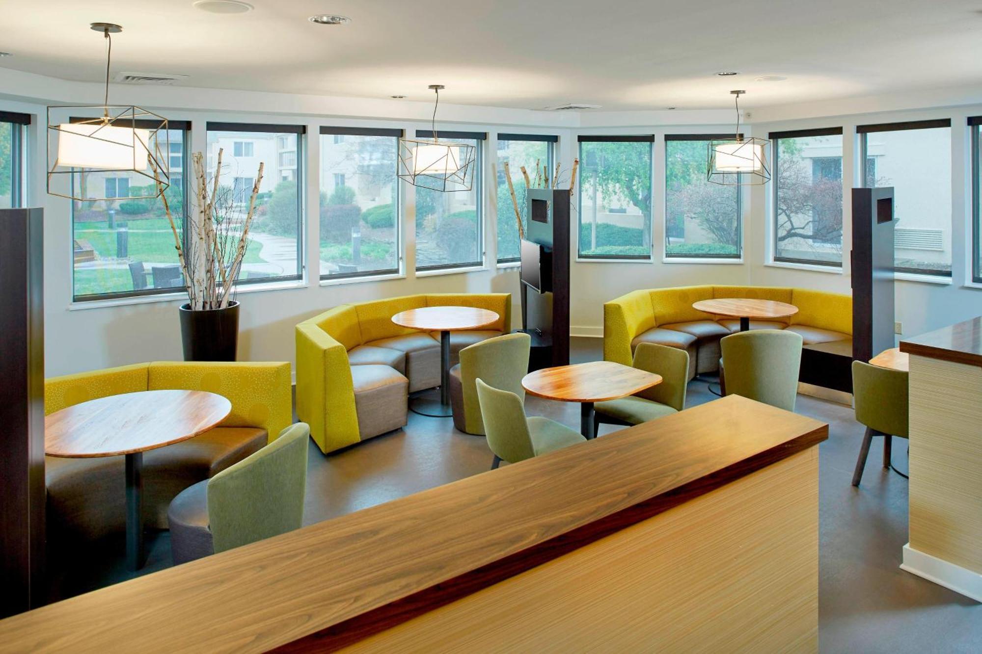 Courtyard By Marriott Lansing Hotell Exteriör bild