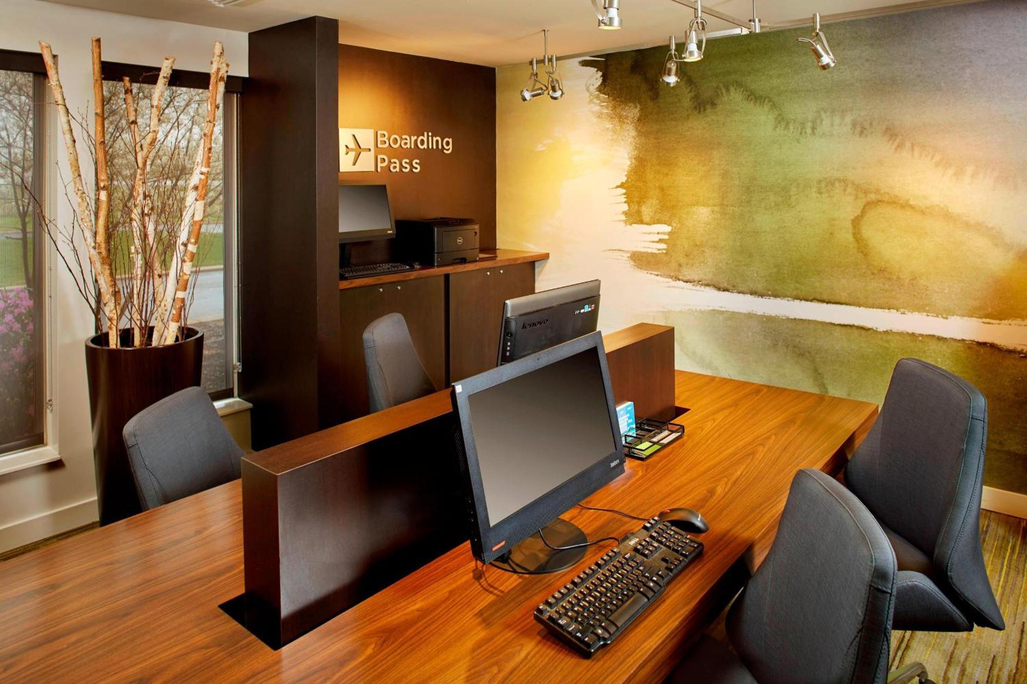 Courtyard By Marriott Lansing Hotell Exteriör bild