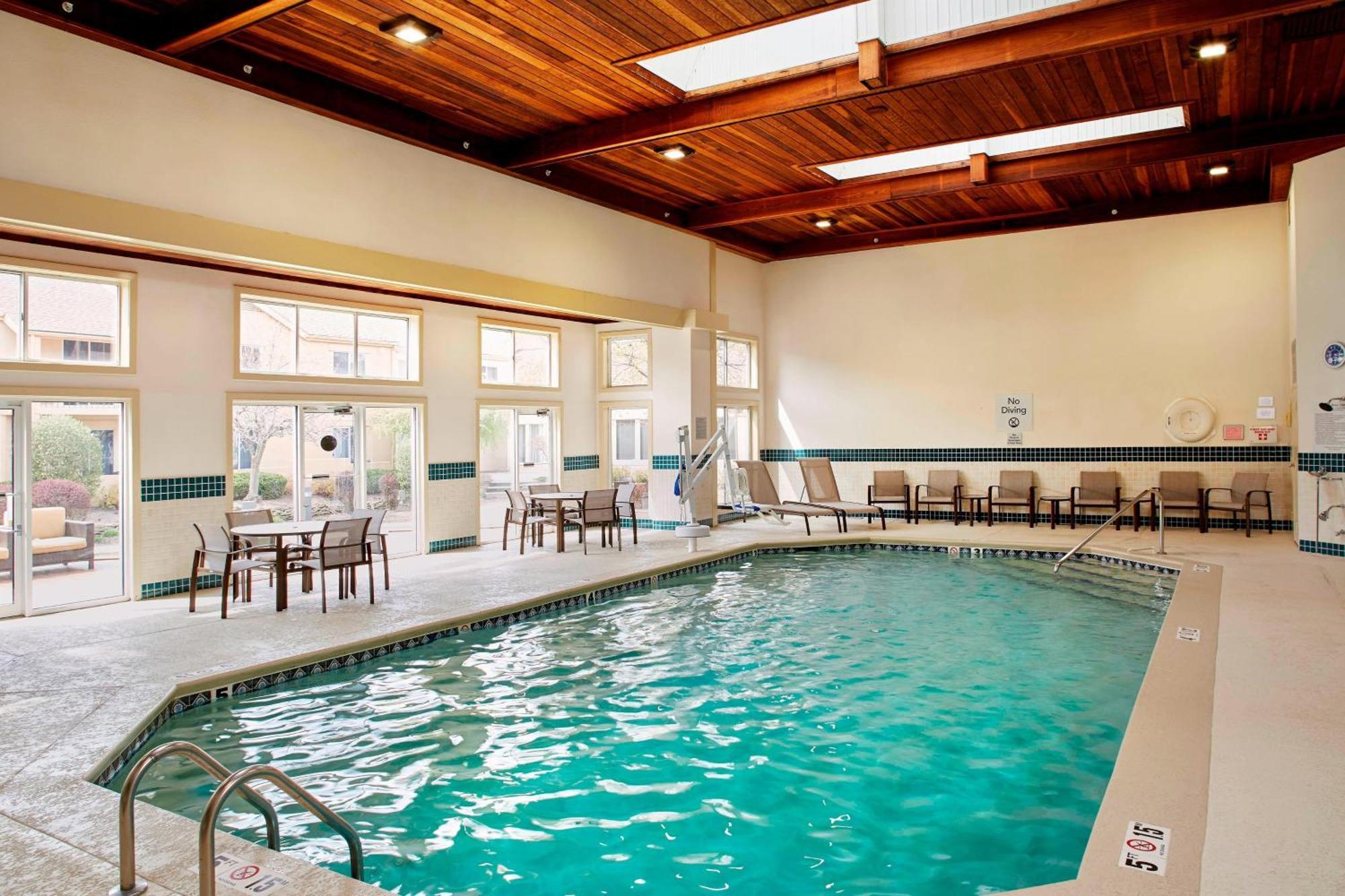 Courtyard By Marriott Lansing Hotell Exteriör bild