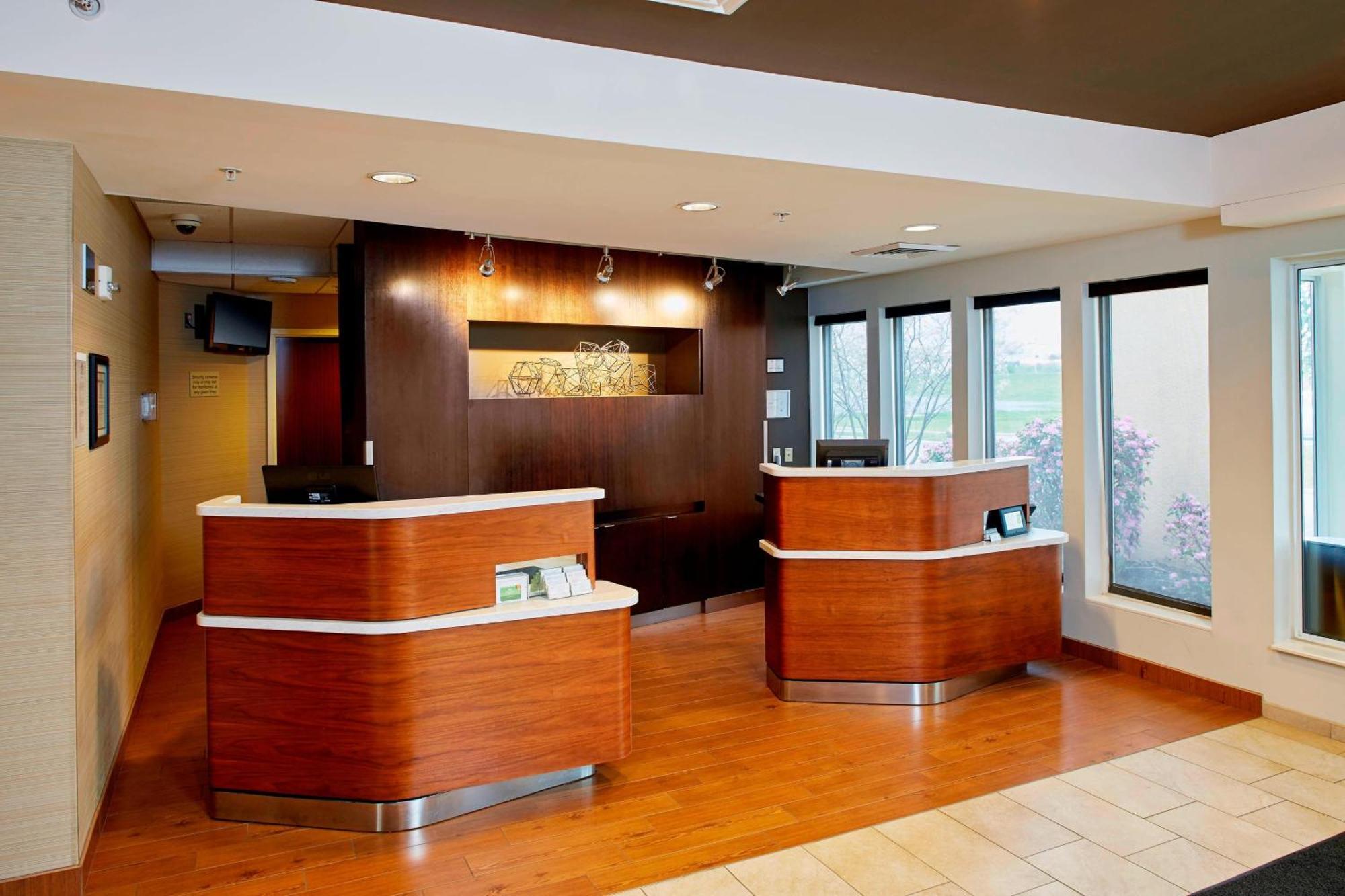 Courtyard By Marriott Lansing Hotell Exteriör bild