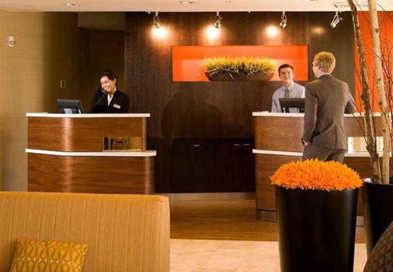 Courtyard By Marriott Lansing Hotell Exteriör bild